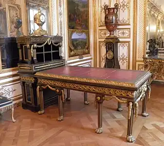 Bureau et cartonnier, chêne, ébène, bronze doré et cuir, signé Joseph Baumhauer (vers 1740)