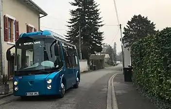 Le bus Wolta, rue des Andrés à Saint-Maurice-de-Beynost.