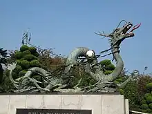 Le dragon oriental porte des cornes sans doute inspirées par les bois fossiles du cerf disparu, Cervocerus (en), fréquents dans certains gisements de Chine centrale.