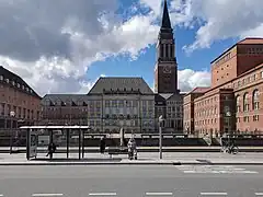 Hotel de ville, vue frontale avec l’opéra a son droite