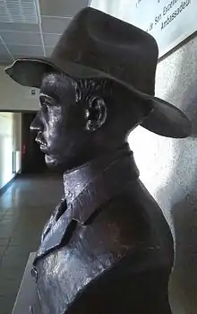 Buste du lycée Santos-Dumont.