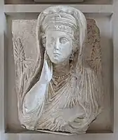 Portrait funéraire de Ummayat. Palmyre. Calcaire, H. 43 cm. IIe siècle EC.Louvre