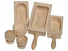 Ces anciens moules à beurre en bois sont des moules en dépouille.