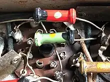 Câblage de composants filaires sur cosses dans un poste de radio des années 50