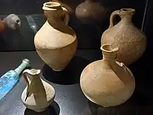 Groupe de quatre céramiques dans une vitrine