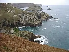 La côte nord du cap Sizun est une alternance de pointes et de criques. Ici la pointe de Karn Uhel et l'îlot du Milinou sur la commune de Goulien.
