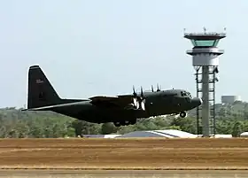 Un C-130 décollant de Darwin en 1999