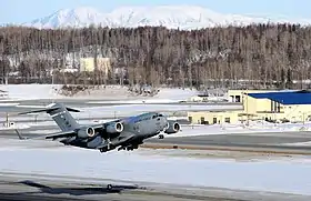 Un C-17A Globemaster III décolle d'Elmendorf AFB en 2010.