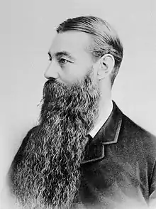 Photographie noir et blanc d'un homme vu de profil et avec une longue barbe