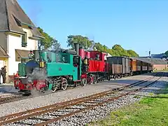 Double traction assurée par la 020T Corpet-Louvet no 25 et la 130T Corpet-Louvet no 1, pour cette rame en gare de Saint-Valery-Ville au départ pour Cayeux-sur-Mer.