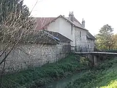 L'entrée et les restes des remparts.