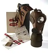 Equipement de défense passive, dont masque à gaz. Collections du Centre d'histoire de la résistance et de la déportation à Lyon.