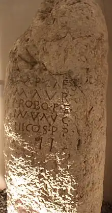 Pierre très irrégulière, gravée de quatre lignes de 6 caractères.