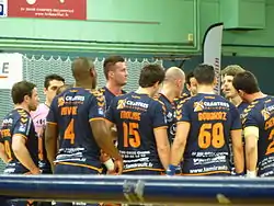 Rassemblement de joueurs de handball.