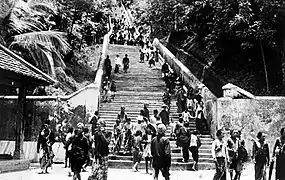 Le grand escalier d'Imogiri lors des funérailles du Susuhunan Pakubuwono X de Surakarta.