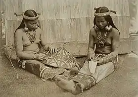 Femmes Dajak dans une région traversée par le fleuve Mahakam.