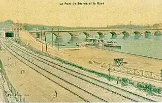 Vue de l'ancien Pont de Sèvres, au début du XXe siècle. On voit au premier plan la ligne des Moulineaux et la gare du Pont de Sèvres.