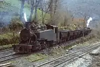 La 131 T Baldwin no 5 manœuvre des wagons à la zone de chargement de Caboalles, au mois d'avril 1983.