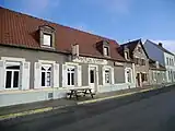 Café à l'architecture allongée et tuiles rouges, typique du Boulonnais.