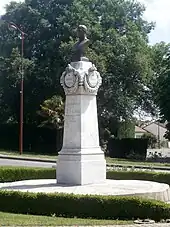 Le buste de Jean-François Cail sur le rond-point face à l'ancienne gare de Chef-Boutonne.