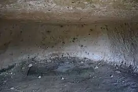 « Autel-banc » (grotte n°11).