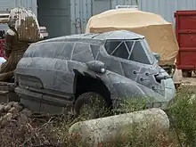 Voiture créée spécialement pour le film ressemblant à un minibus blindé de couleur grise avec des pics à l'avant.