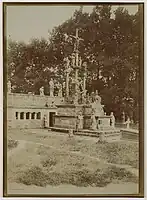 Photographie du calvaire de Guéhenno prise par Paul ou Charles Géniaux entre 1900 et 1906. Avec, à côté, l'ossuaire adjoint par l'abbé Jacquot dans la dernière partie du XIXème siècle. (Musée de Bretagne).