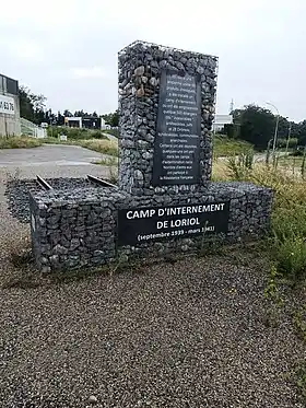 Camp Loriol - stèle verso 4.jpg