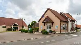 L'entrée de la mairie sur sa place.