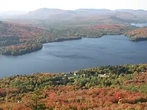 Le Campus des Quatre vents, en bordure du lac.