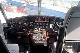 vue d'un poste de pilotage assez "traditionnel" (instruments analogiques).