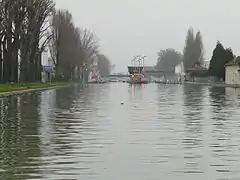 Le canal, près de l'écluse no 2, entre Paris et Aubervilliers.