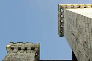Mâchicoulis en encorbellement du XVe siècle sur la collégiale de Candes-Saint-Martin, en Indre-et-Loire.