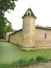 Douves et mur d'enceinte.