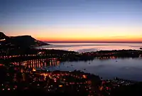 Vue vers l'est depuis le Fort du Mont Alban. La baie de Villefranche et le Cap Ferrat et au loin Monaco.