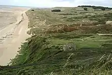 Dunes et ruines de l'église Saint-Germain-le-Scot vues du cap.