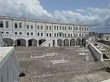 Intérieur du fort de Cape Coast avec les tombes de personnes notables, dont celle de Philip Quaque.