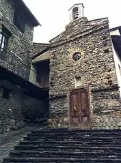 La rue, l'escalier et la façade.