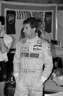 Photo en noir et blanc d'un homme en combinaison de course