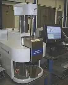 Rhéomètre capillaire à écoulement forcé (dit haute pression) de table.