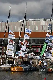 Le voilier amarré au milieu des autres bateau de la flotte de la Transat