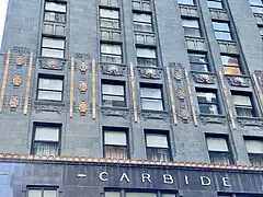 Ornements en bronze et façade en terre cuite verte.