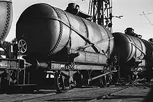 Photographie en noir et blanc de wagons.