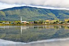 Le barachois de Carleton-sur-Mer, le mont Saint-Joseph en arrière-plan