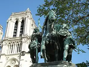 La statue devant la cathédrale Notre-Dame de Paris.