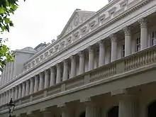 photographie en couleurs de la partie supérieure d'un bâtiment.