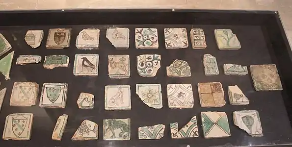 Carreaux médiévaux (XIVe siècle et XVIe siècle trouvés lors de fouilles à Salon-de-Provence (musée de l'Empéri).