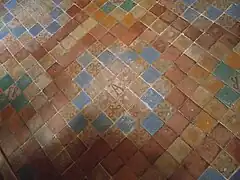 Carrelage de la grande salle de l'aile sud, aux armes d'Anne de Bretagne (hôtel d'Alluye, Blois).