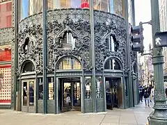 Détails de l'entrée à l'angle de State Street et Madison Street.