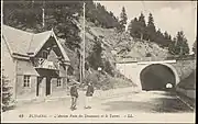 L'Ancien poste des douaniers et le tunnel, entre 1880 et 1945.